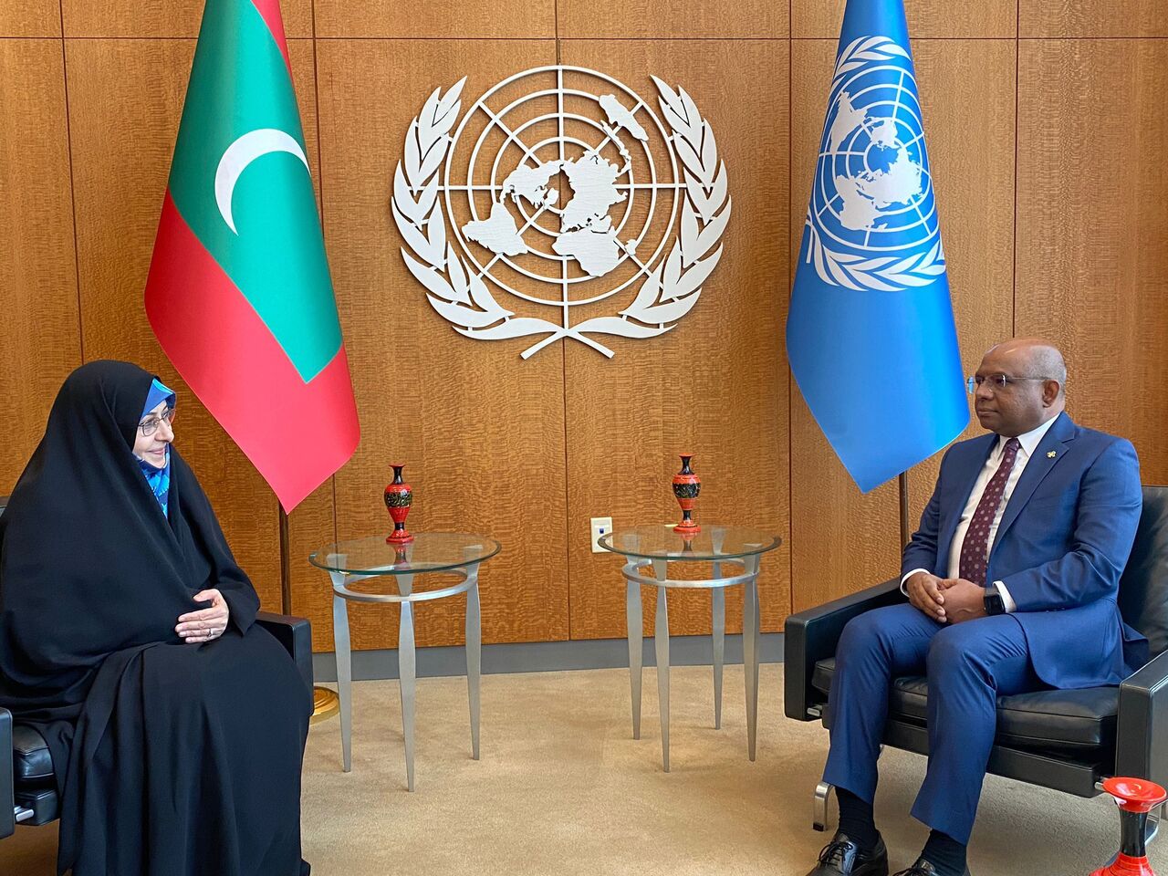 پرچم مالدیو بجای پرچم ایران در دیدار خانم خزعلی با مقام سازمان ملل؟! + توضیحات