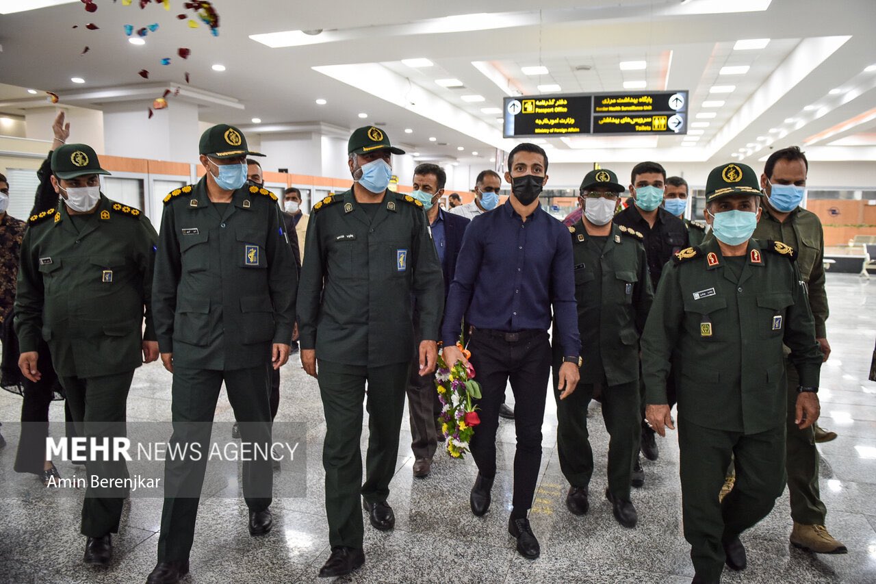 استقبال عجیب از محمدرضا گرایی در فرودگاه شیراز
